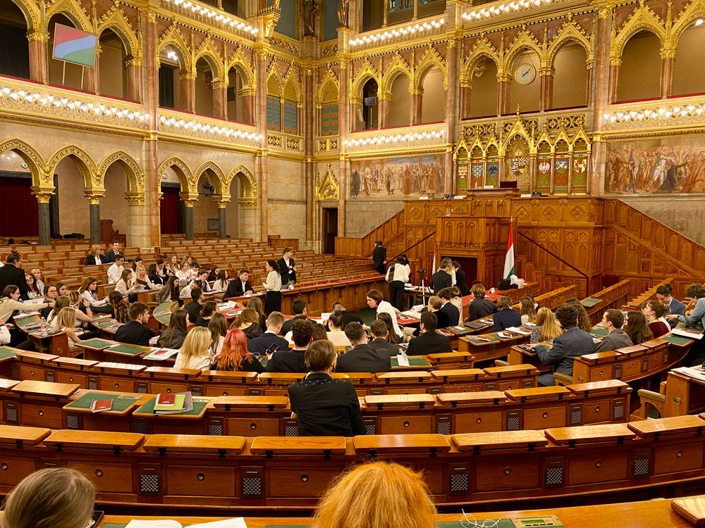 Students-visited-the-Hungarian-Parliament